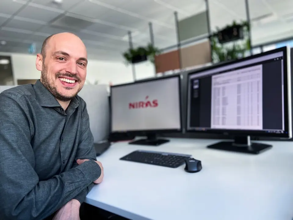 Mand Ved To Computerskærme NIRAS