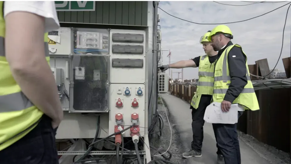 Mænd Ved Maskineværk Projekterendeog Udførende