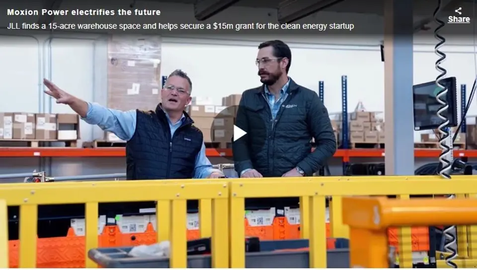 To Mænd Foran Byggematerialer Moxion Power
