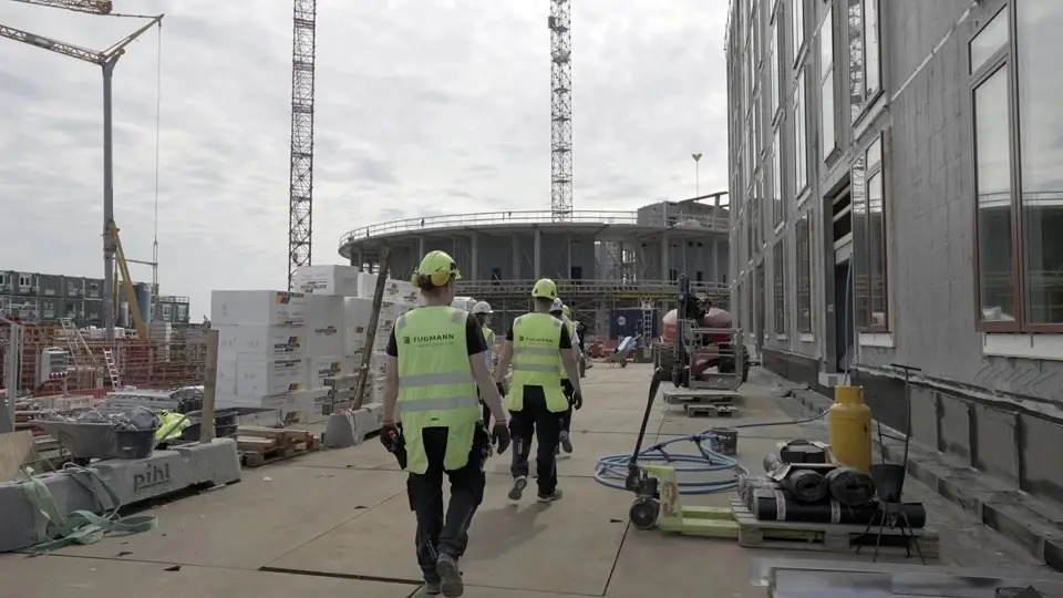 Mænd Bagfra Ved Byggeplads