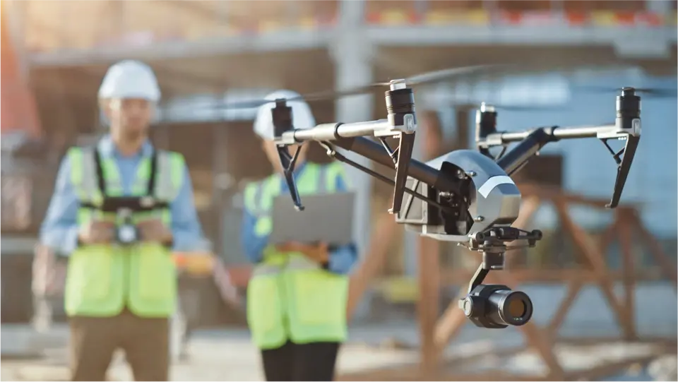 Drone På En Byggeplads Med To Mænd
