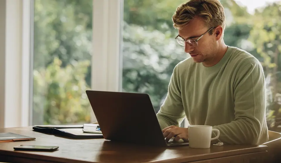 Mand Med Computer Og En Kop