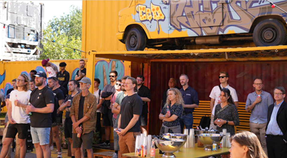 Mennesker Foran Orange Truckvogn